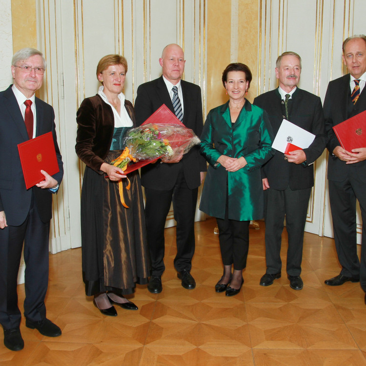 Bundesministerin Gabriele Heinisch-Hosek verlieh fünf hohe Auszeichnungen - Bild Nr. 5936