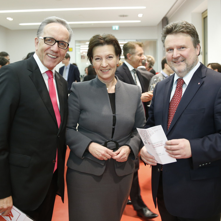 Bildungsministerin Heinisch-Hosek verleiht den Österreichischen Staatspreis für Erwachsenenbildung 2015 - Bild Nr. 6253