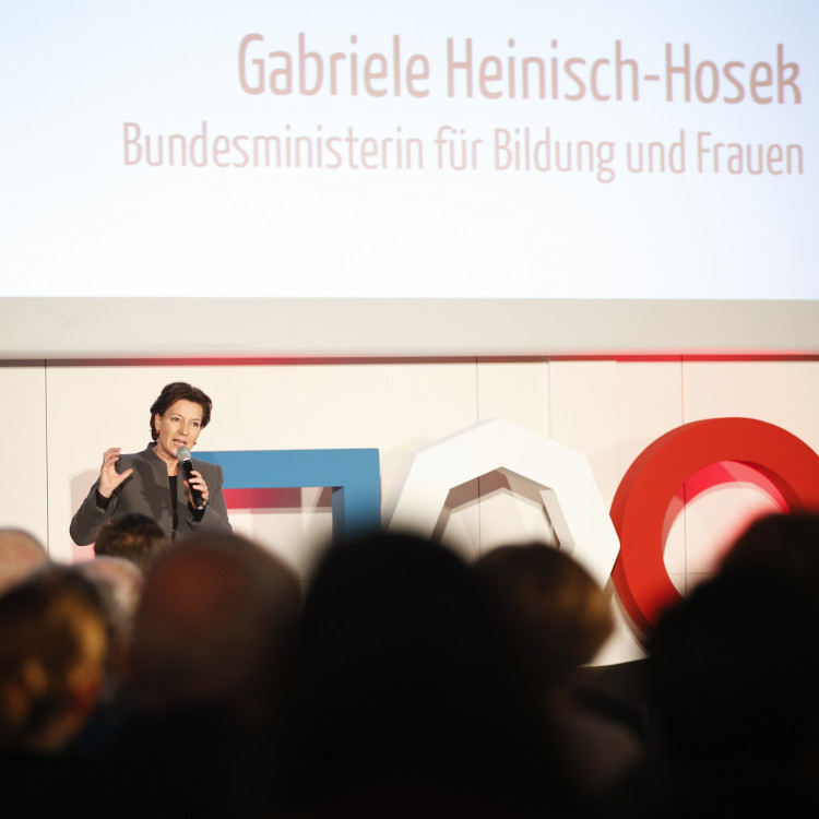 Bildungsministerin Heinisch-Hosek verleiht den Österreichischen Staatspreis für Erwachsenenbildung 2015 - Bild Nr. 6262