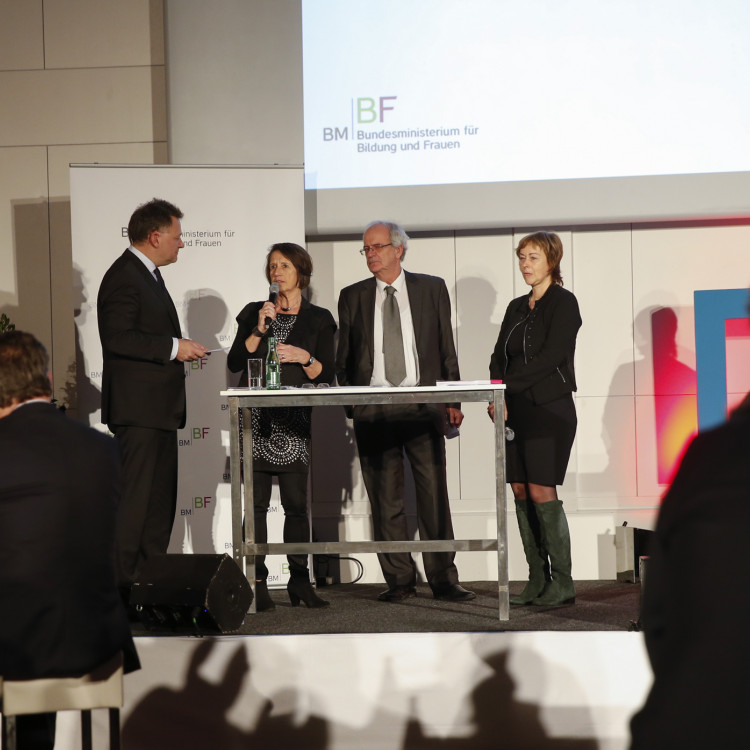 Bildungsministerin Heinisch-Hosek verleiht den Österreichischen Staatspreis für Erwachsenenbildung 2015 - Bild Nr. 6277