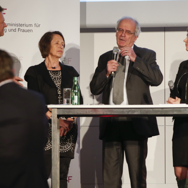 Bildungsministerin Heinisch-Hosek verleiht den Österreichischen Staatspreis für Erwachsenenbildung 2015 - Bild Nr. 6279