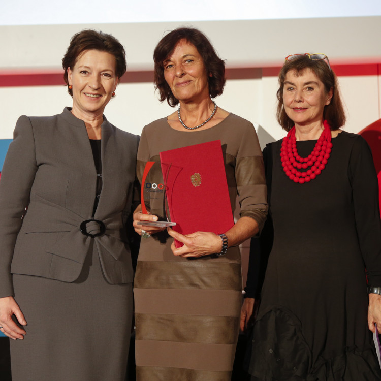 Bildungsministerin Heinisch-Hosek verleiht den Österreichischen Staatspreis für Erwachsenenbildung 2015 - Bild Nr. 6300
