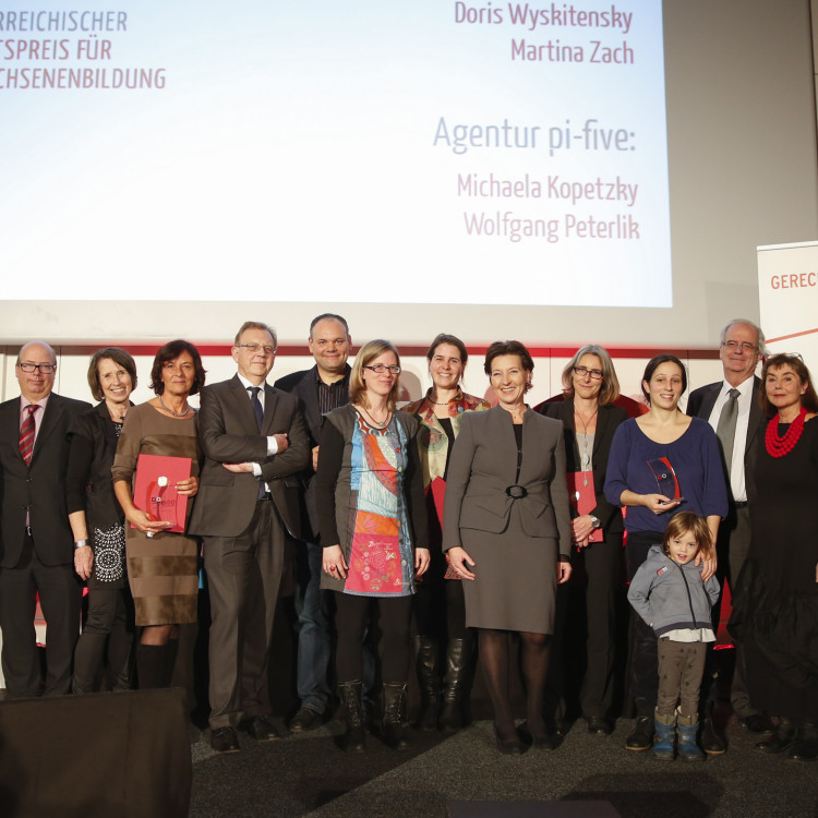 Bildungsministerin Heinisch-Hosek verleiht den Österreichischen Staatspreis für Erwachsenenbildung 2015 - Bild Nr. 6302