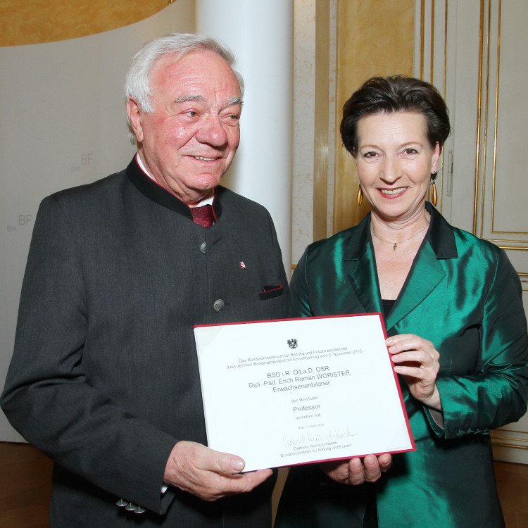 BM Heinisch-Hosek ehrt verdiente Persönlichkeiten mit dem Berufstitel "Professor" - Bild Nr. 6652