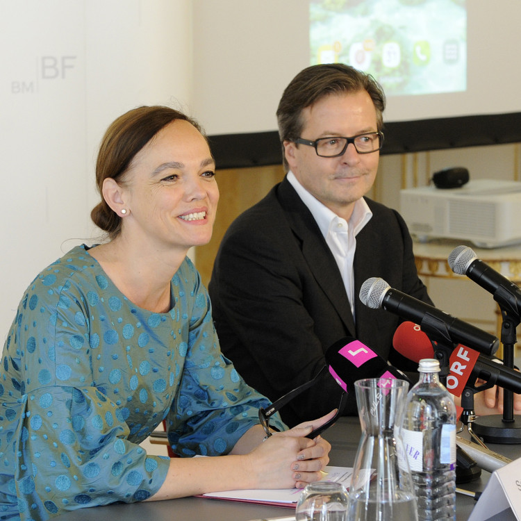 Vorschau Bildungsministerin Hammerschmid stellt kostenfreie Sprachlern-App vor