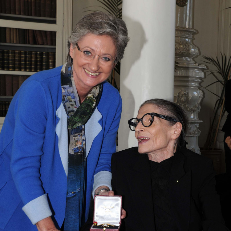 Kulturministerin Schmied überreichte Cathrin Pichler das Österreichische Ehrenkreuz für Wissenschaft und Kunst I. Klasse - Bild Nr. 703