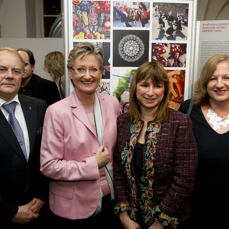 Vorschau Zwei Kulturministerinnen, eine Ausstellung: Schmied und Violic eröffneten Ausstellung zu Kroatiens Immateriellem UNESCO Kulturerbe