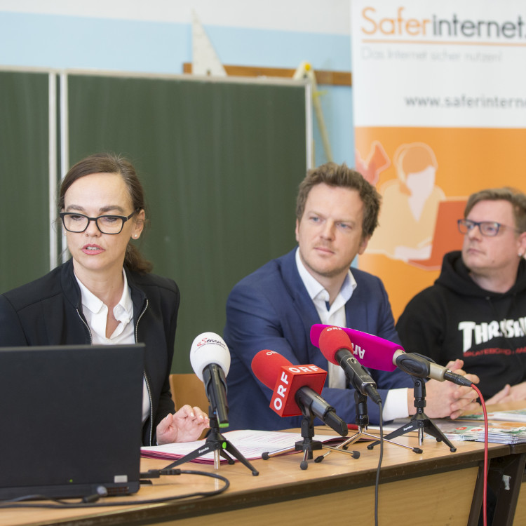 Vorschau Bildungsministerium präsentiert Offensive gegen Cybermobbing