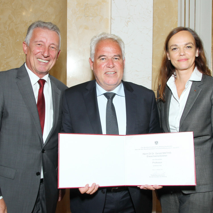Bildungsministerin Hammerschmid überreicht hohe staatliche Auszeichnungen - Bild Nr. 7601