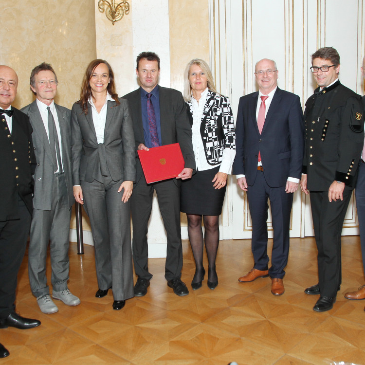 Bildungsministerin Hammerschmid überreicht hohe staatliche Auszeichnungen - Bild Nr. 7604