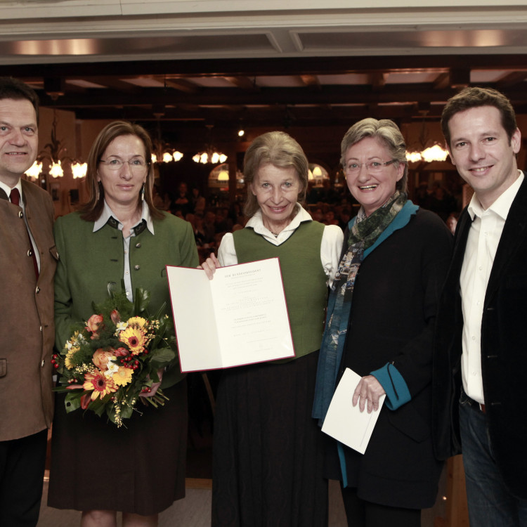 BM Schmied verlieh Brita Steinwendtner das Österreichische Ehrenkreuz für Wissenschaft und Kunst - Bild Nr. 887