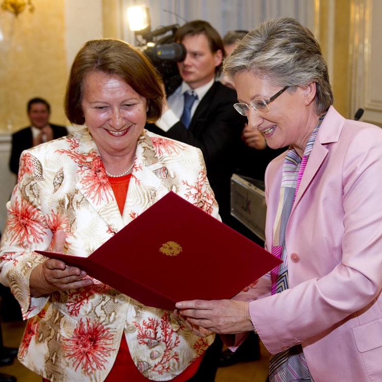 BM Schmied überreicht BM a.D. Hilde Hawlicek das Österreichische Ehrenkreuz für Wissenschaft und Kunst I. Klasse - Bild Nr. 909