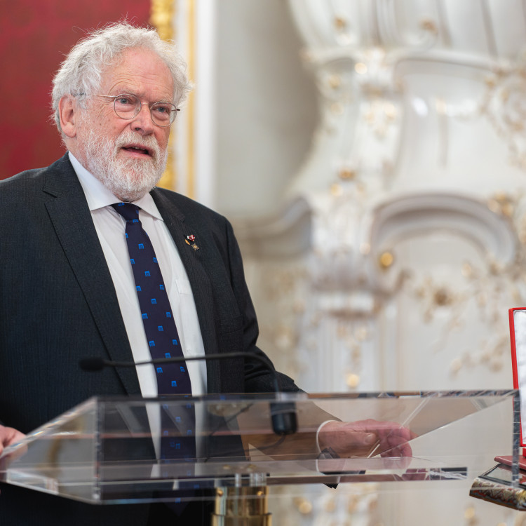 Verleihung des Großen Silbernen Ehrenzeichens mit dem Stern für die Verdienste um die Republik Österreich an Anton Zeilinger - Bild Nr. 11729