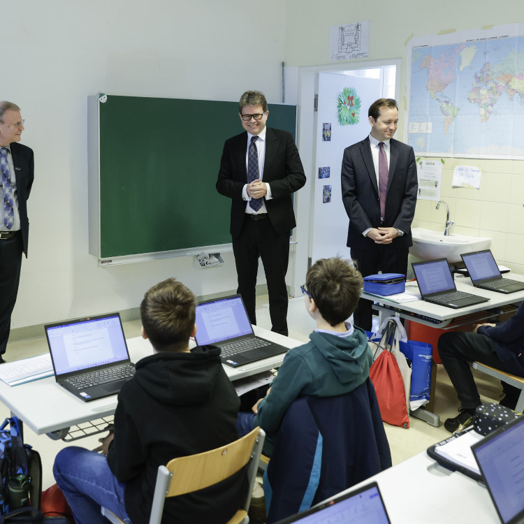 Bildungsminister Polaschek und OeAD-Geschäftsführer Calice: erste Schule Österreichs als „Digitale Schule“ ausgezeichnet - Bild Nr. 11791