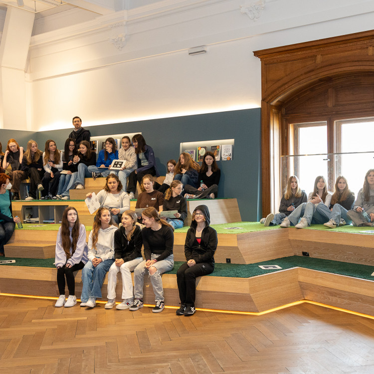 Girls' Day im Zeichen von Wissenschaft und Forschung: Bildungsminister begleitet Schülerinnen ins Naturhistorische Museum - Bild Nr. 12188