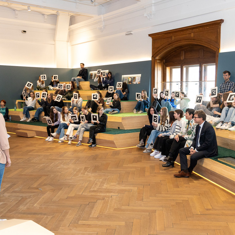 Girls' Day im Zeichen von Wissenschaft und Forschung: Bildungsminister begleitet Schülerinnen ins Naturhistorische Museum - Bild Nr. 12209