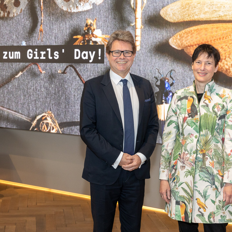 Girls' Day im Zeichen von Wissenschaft und Forschung: Bildungsminister begleitet Schülerinnen ins Naturhistorische Museum - Bild Nr. 12234