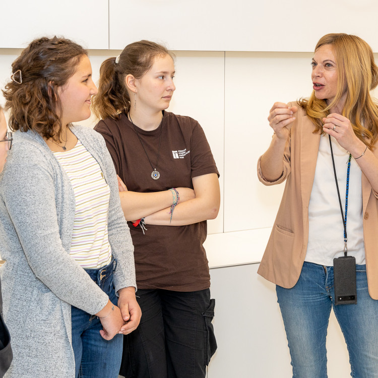 Girls' Day im Zeichen von Wissenschaft und Forschung: Bildungsminister begleitet Schülerinnen ins Naturhistorische Museum - Bild Nr. 12256