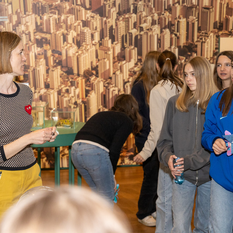 Girls' Day im Zeichen von Wissenschaft und Forschung: Bildungsminister begleitet Schülerinnen ins Naturhistorische Museum - Bild Nr. 12302