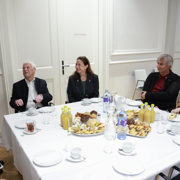 Bildungsminister ehrt Zeitzeuginnen und Zeitzeugen, die Schulen besuchen. - Bild Nr. 16047