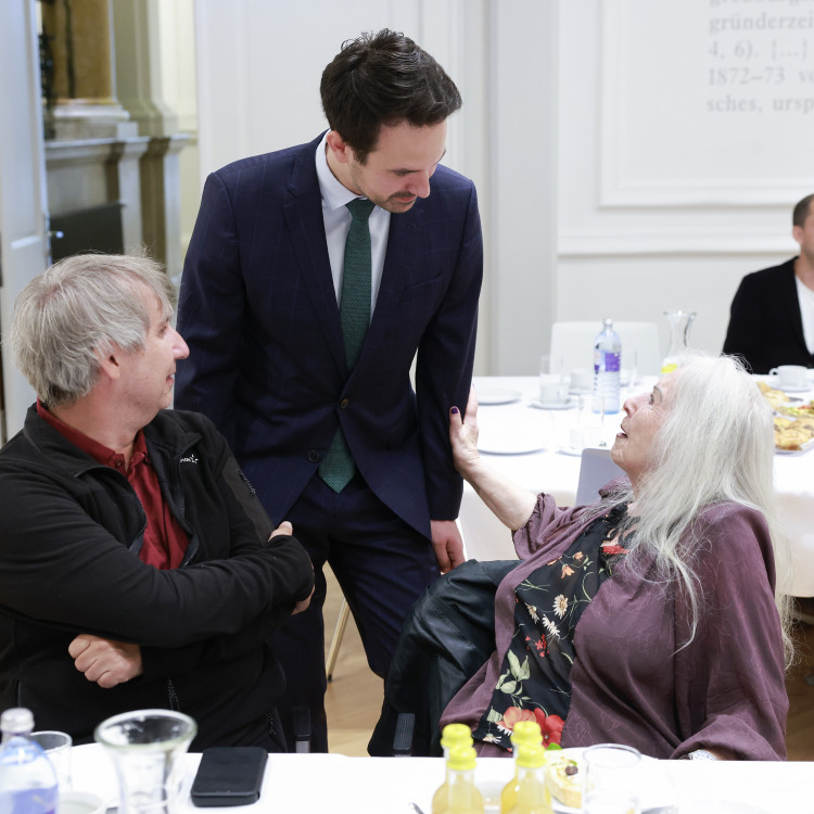 Bildungsminister ehrt Zeitzeuginnen und Zeitzeugen, die Schulen besuchen. - Bild Nr. 16048