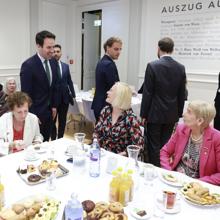 Bildungsminister ehrt Zeitzeuginnen und Zeitzeugen, die Schulen besuchen. - Bild Nr. 16049
