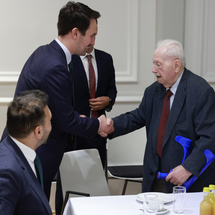 Bildungsminister ehrt Zeitzeuginnen und Zeitzeugen, die Schulen besuchen. - Bild Nr. 16052