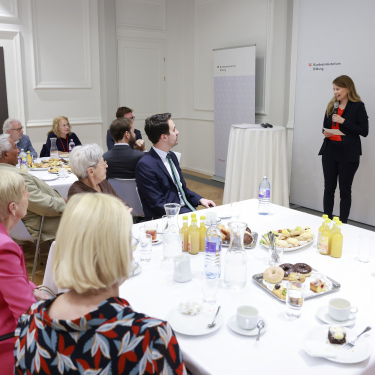 Bildungsminister ehrt Zeitzeuginnen und Zeitzeugen, die Schulen besuchen. - Bild Nr. 16053