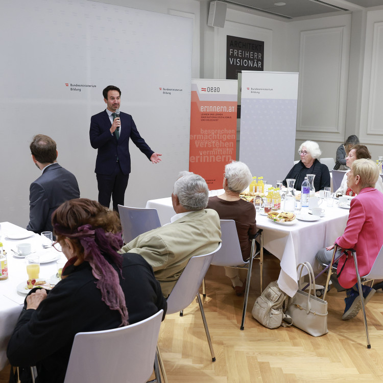 Bildungsminister ehrt Zeitzeuginnen und Zeitzeugen, die Schulen besuchen. - Bild Nr. 16054