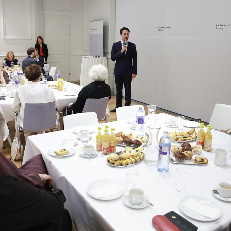 Bildungsminister ehrt Zeitzeuginnen und Zeitzeugen, die Schulen besuchen. - Bild Nr. 16055