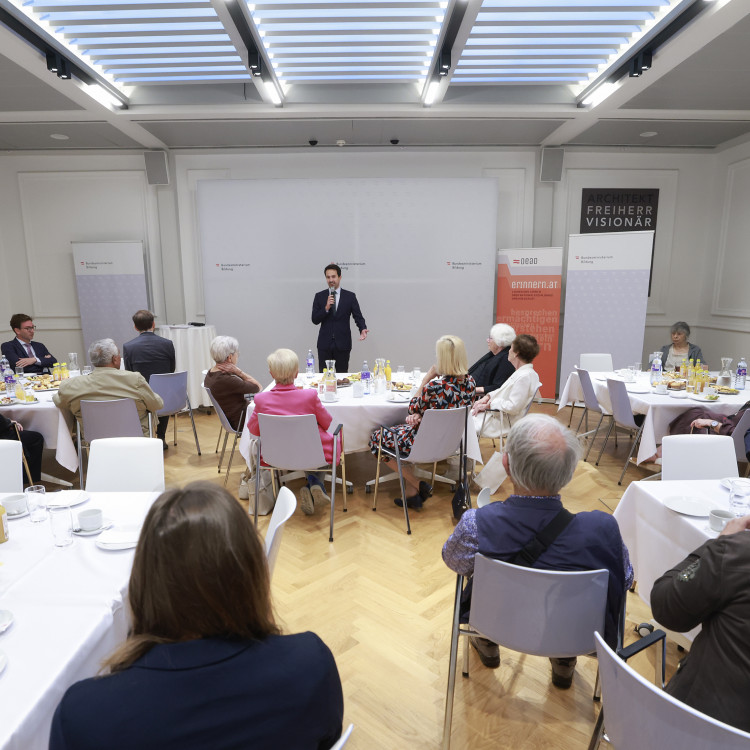 Bildungsminister ehrt Zeitzeuginnen und Zeitzeugen, die Schulen besuchen. - Bild Nr. 16056