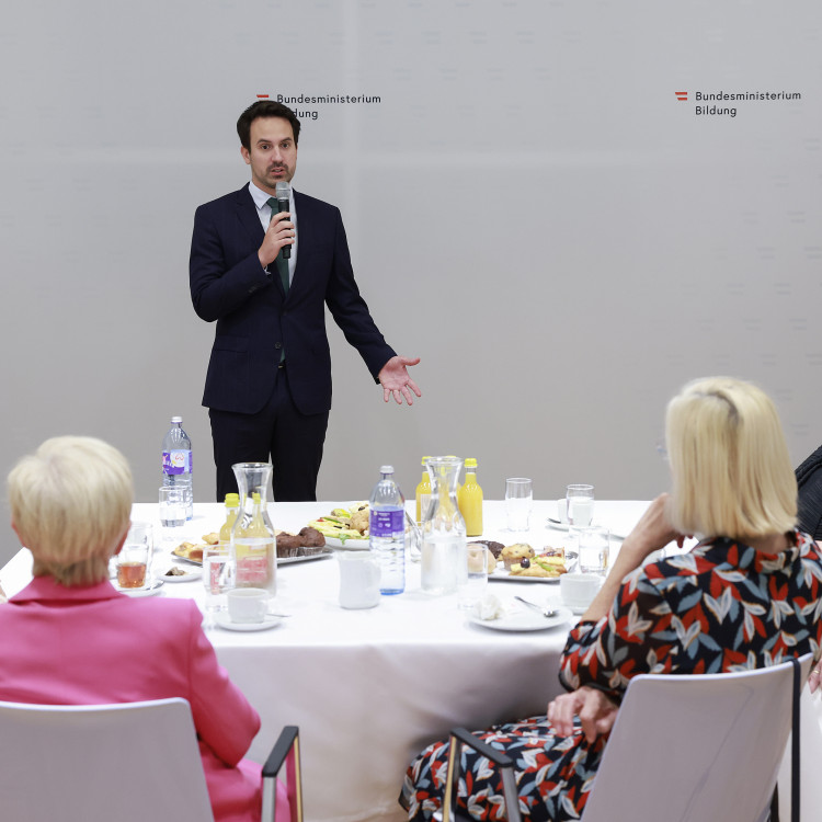 Bildungsminister ehrt Zeitzeuginnen und Zeitzeugen, die Schulen besuchen. - Bild Nr. 16057