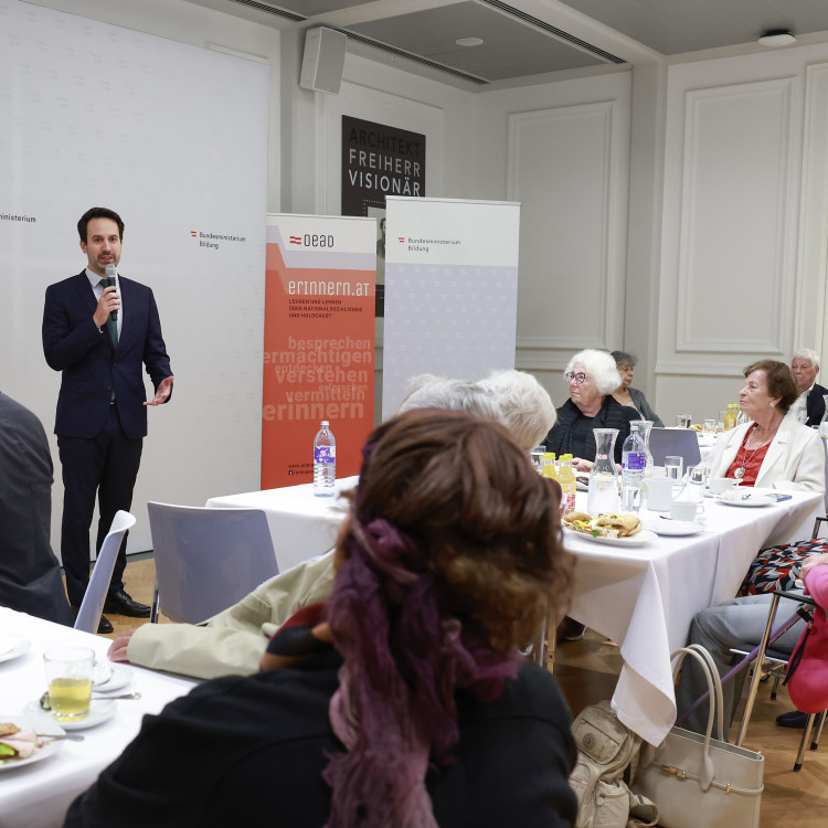 Bildungsminister ehrt Zeitzeuginnen und Zeitzeugen, die Schulen besuchen. - Bild Nr. 16059