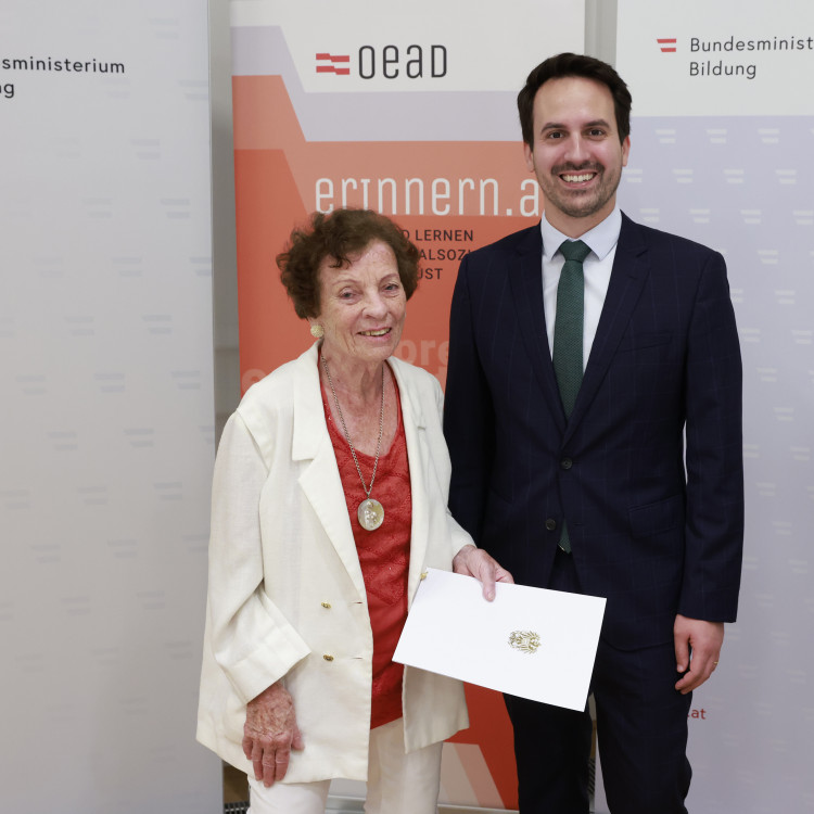 Bildungsminister ehrt Zeitzeuginnen und Zeitzeugen, die Schulen besuchen. - Bild Nr. 16067