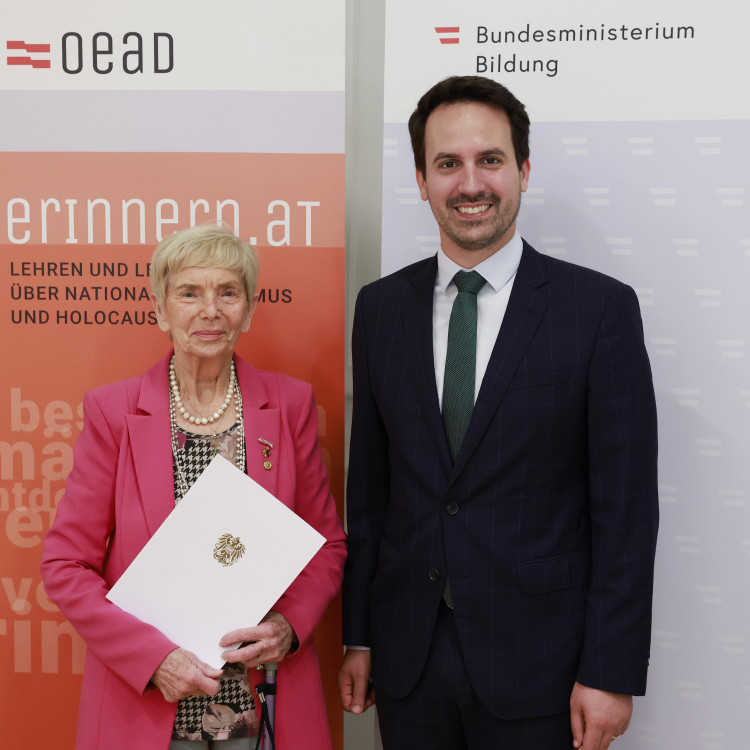 Bildungsminister ehrt Zeitzeuginnen und Zeitzeugen, die Schulen besuchen. - Bild Nr. 16075