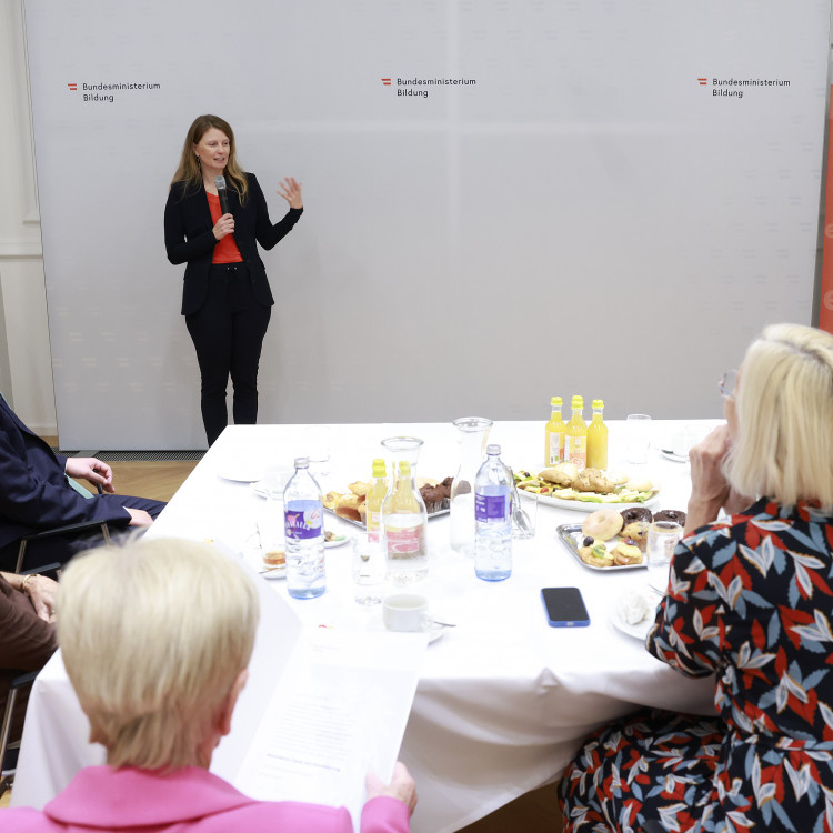 Bildungsminister ehrt Zeitzeuginnen und Zeitzeugen, die Schulen besuchen. - Bild Nr. 16077