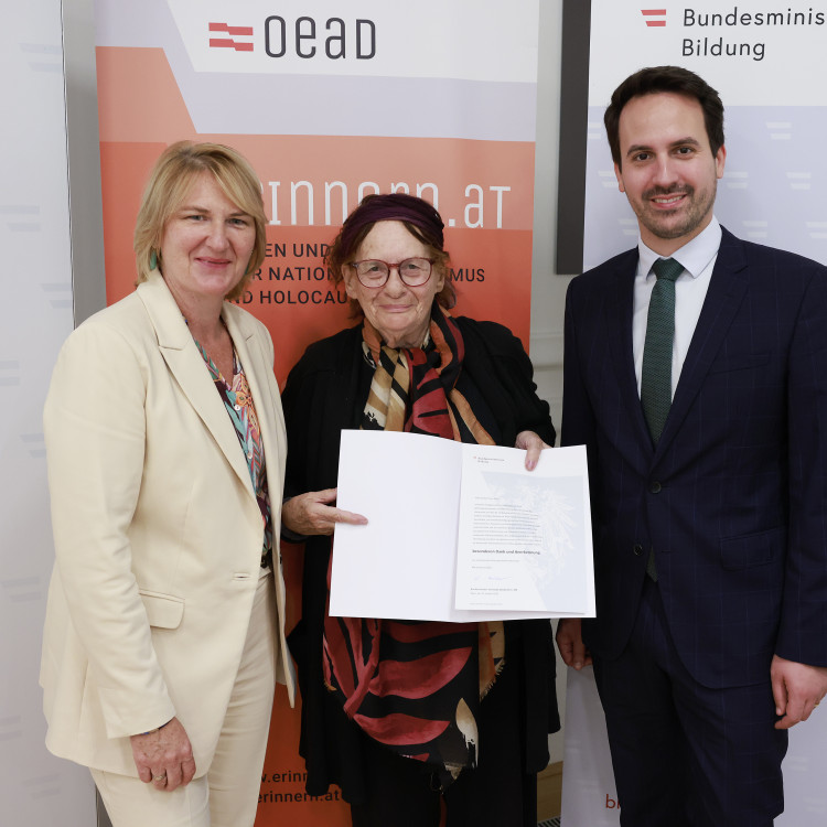 Bildungsminister ehrt Zeitzeuginnen und Zeitzeugen, die Schulen besuchen. - Bild Nr. 16078