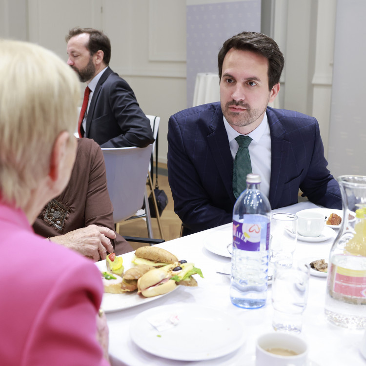 Bildungsminister ehrt Zeitzeuginnen und Zeitzeugen, die Schulen besuchen. - Bild Nr. 16079