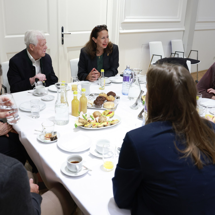 Bildungsminister ehrt Zeitzeuginnen und Zeitzeugen, die Schulen besuchen. - Bild Nr. 16083