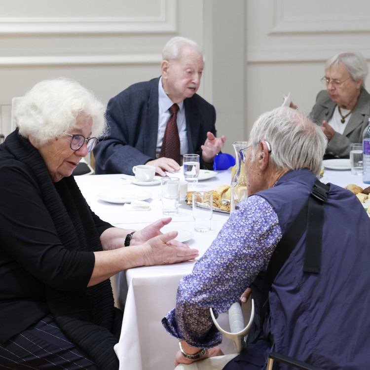 Bildungsminister ehrt Zeitzeuginnen und Zeitzeugen, die Schulen besuchen. - Bild Nr. 16085