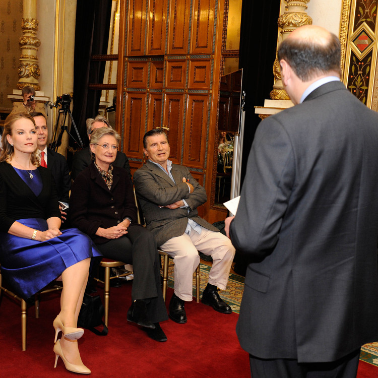 Bundesministerin Dr. Claudia Schmied verleiht Elina Garanca den Berufstitel „Kammersängerin“. - Bild Nr. 2674