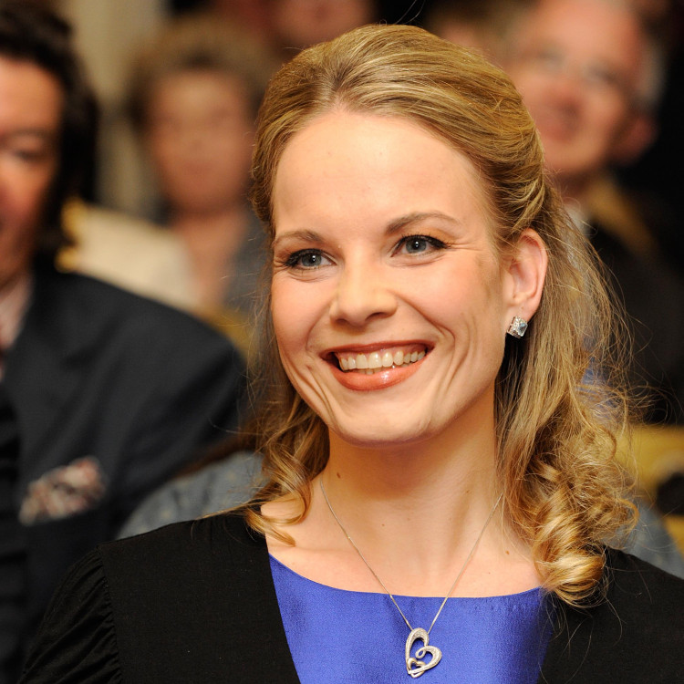 Bundesministerin Dr. Claudia Schmied verleiht Elina Garanca den Berufstitel „Kammersängerin“. - Bild Nr. 2677