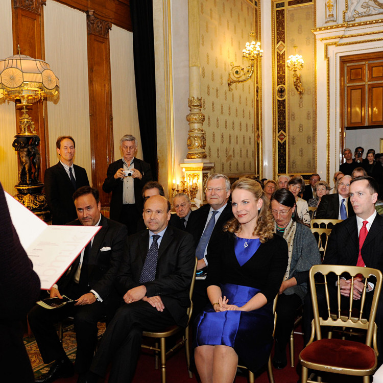 Bundesministerin Dr. Claudia Schmied verleiht Elina Garanca den Berufstitel „Kammersängerin“. - Bild Nr. 2679