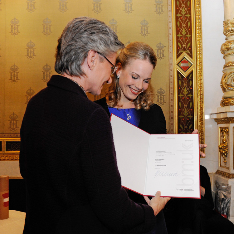 Bundesministerin Dr. Claudia Schmied verleiht Elina Garanca den Berufstitel „Kammersängerin“. - Bild Nr. 2680