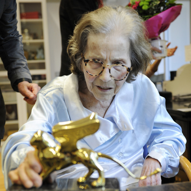 Maria Lassnig nahm den Goldenen Löwen in Empfang - Bild Nr. 2731