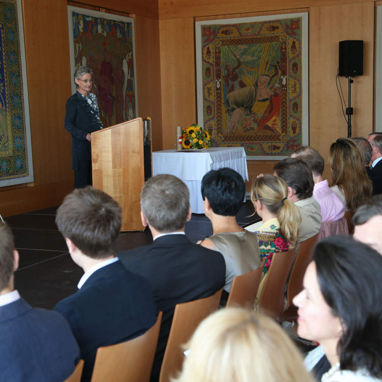 Salzburg: Kulturministerin Dr. Claudia Schmied verleiht den Großen Österreichischen Staatspreis an Erwin Wurm - Bild Nr. 2972