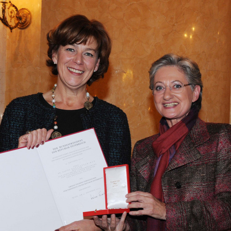 Kulturministerin Dr. Claudia Schmied zeichnet Südtiroler Politikerin aus - Bild Nr. 3276