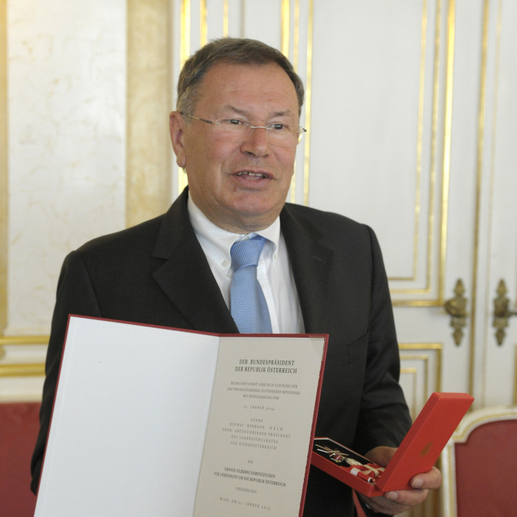 Verleihung des Großen Silbernen Ehrenzeichens für den amtsführenden Präsidenten HR Hermann Helm - Bild Nr. 3569