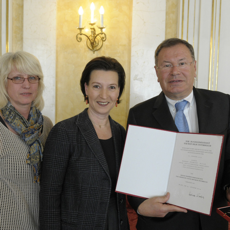 Verleihung des Großen Silbernen Ehrenzeichens für den amtsführenden Präsidenten HR Hermann Helm - Bild Nr. 3570