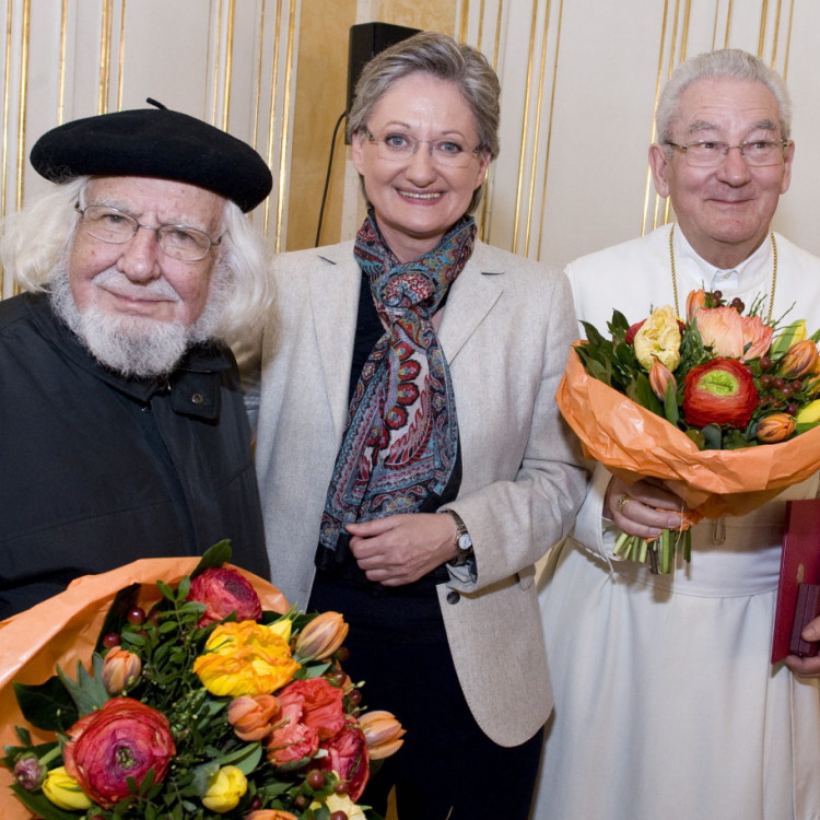 Rede von Frau BM Dr. Claudia Schmied anlässlich der Verleihung österreichisches Ehrenkreuz für Wissenschaft und Kunst I. Klasse an Ernesto Cardenal und Prälat Joachim Angerer - Bild Nr. 405